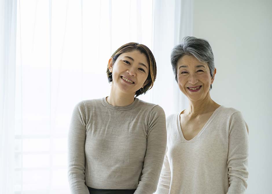 笑顔で並んでいる娘と母親