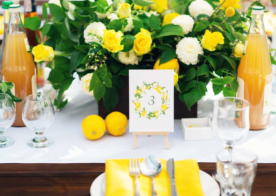 イエローとレモンをテーマにコーディネートされた結婚式のゲストテーブル