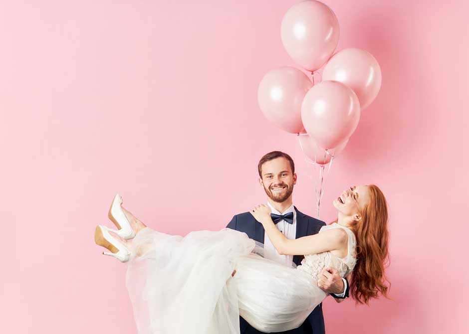 花嫁をお姫様だっこしている新郎