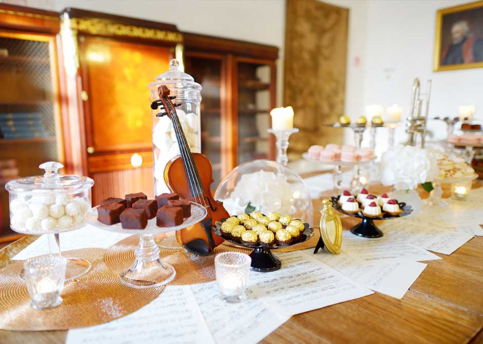 バイオリンや楽譜などをディスプレイした音楽をテーマにした結婚式の会場装飾