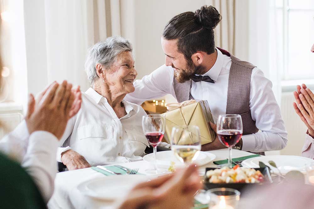 祖母にプレゼントを渡す新郎