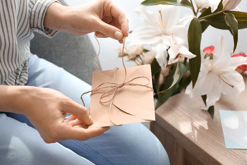 招待状を開封する女性