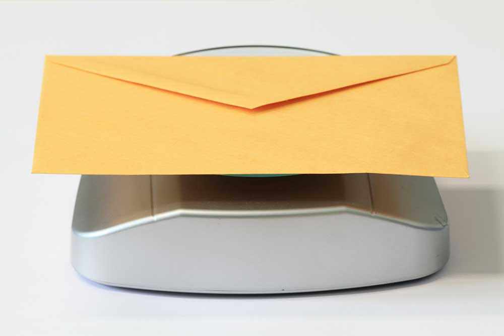 招待状の重さをはかりで計る