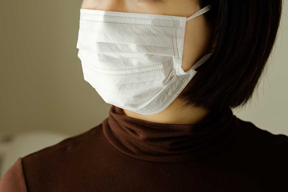 感染症対策のための不織布マスクをつけた女性