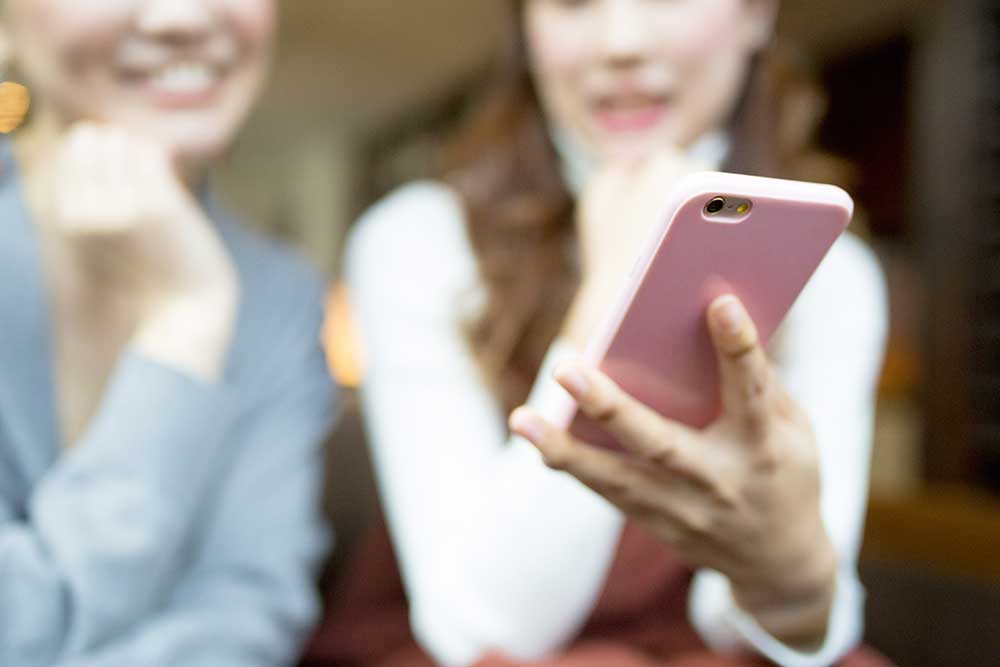 スマホを操作する女性