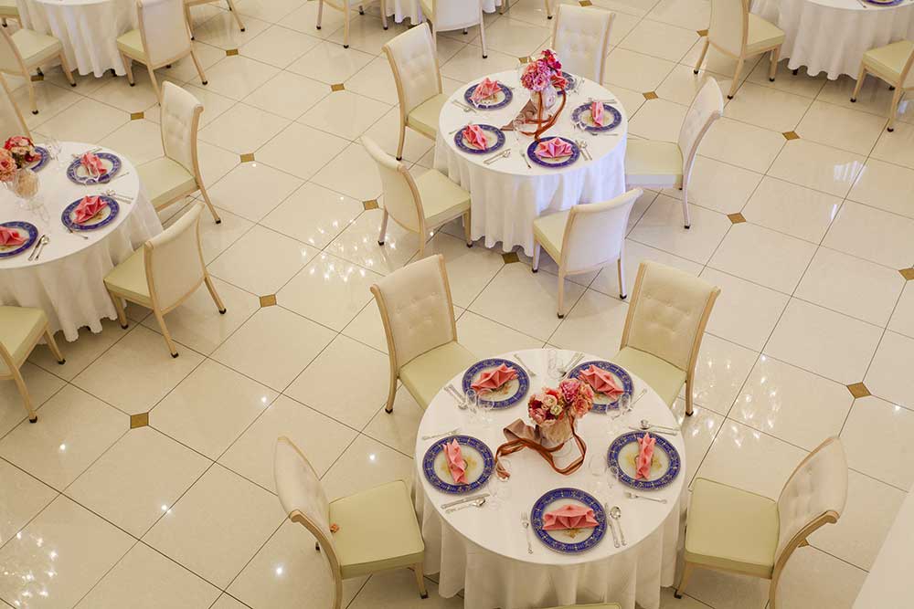 披露宴会場のテーブル配置例