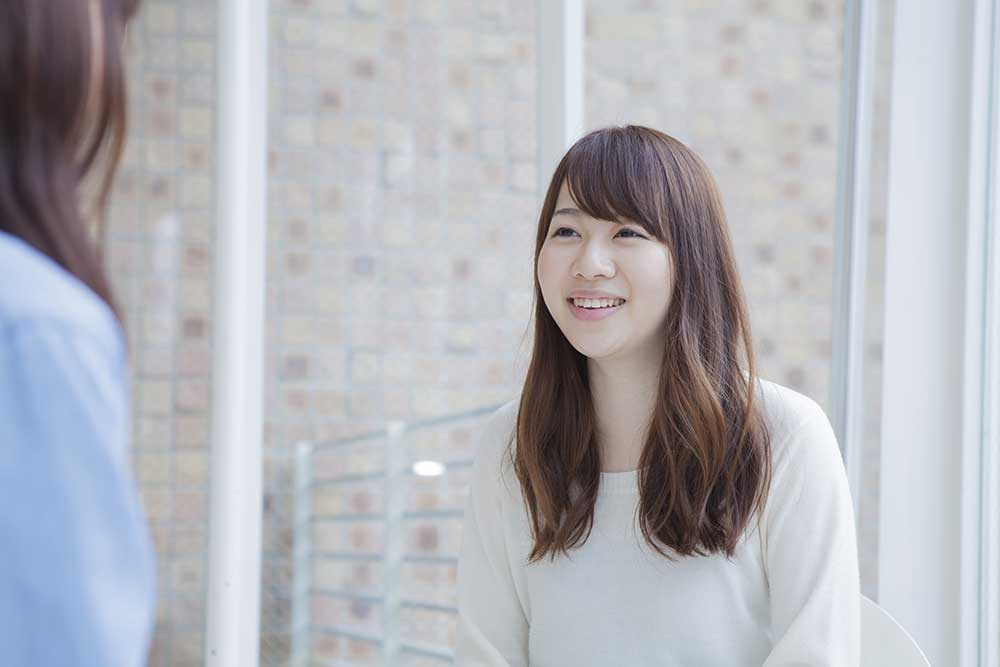 会話をする女性