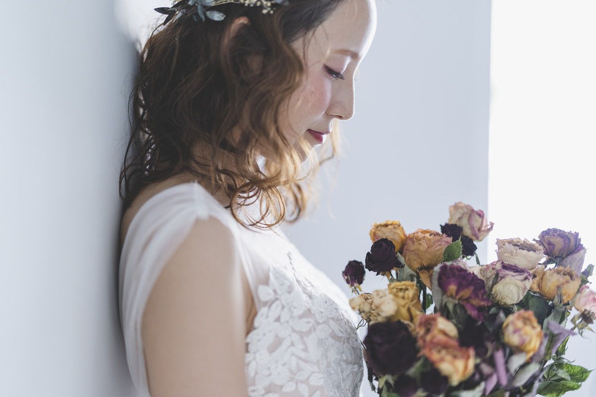 ブーケを抱えたドレスを着た花嫁