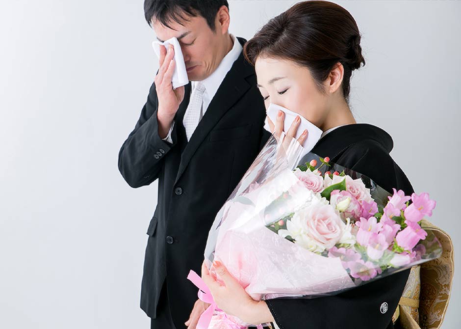 結婚式で両親への花束贈呈シーンで涙する母と父
