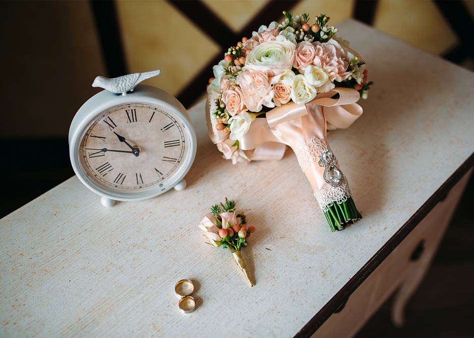 結婚式のブーケとブートニアと時計