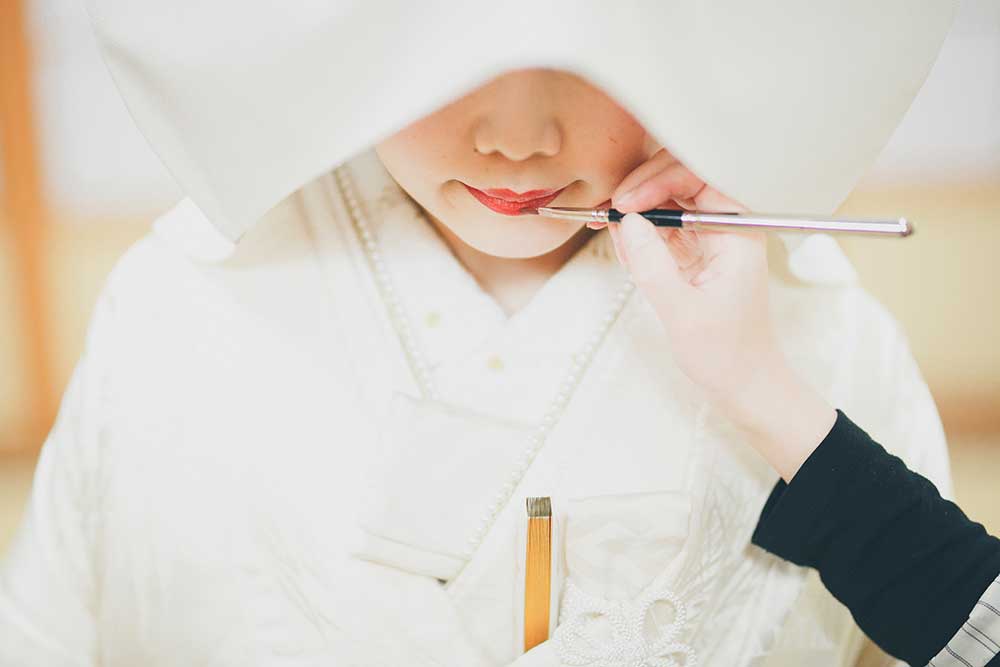 白無垢の花嫁に紅筆で口紅を塗ってあげる紅差しの儀