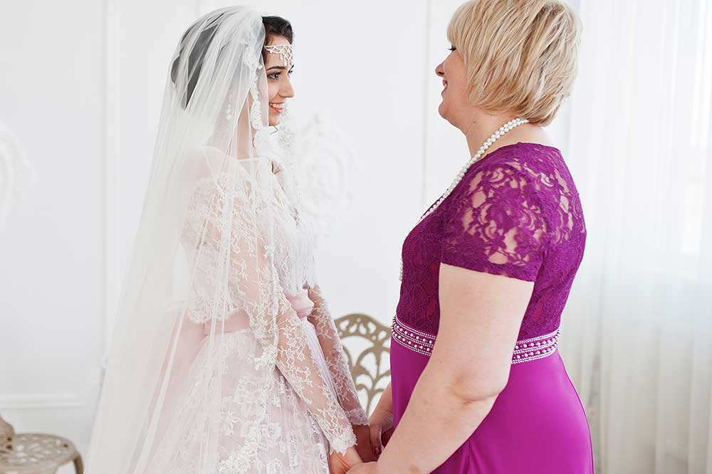 手を繋いで向き合う花嫁と母親