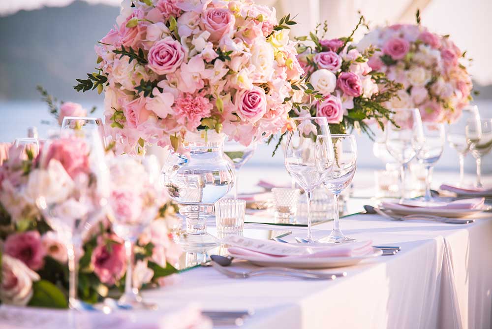 ピンクのお花で装飾されたウェディングテーブル