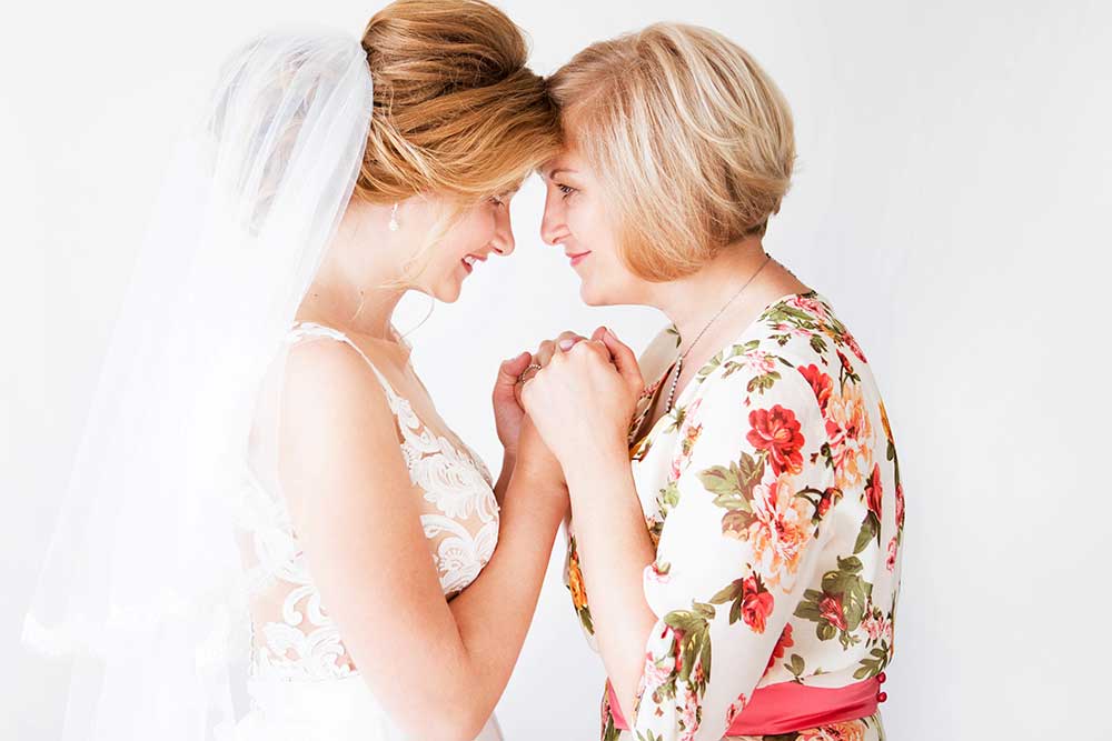花嫁と母親がおでこを寄せ合う