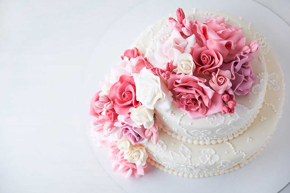 ピンクのバラでデコレーションされたウェディングケーキ