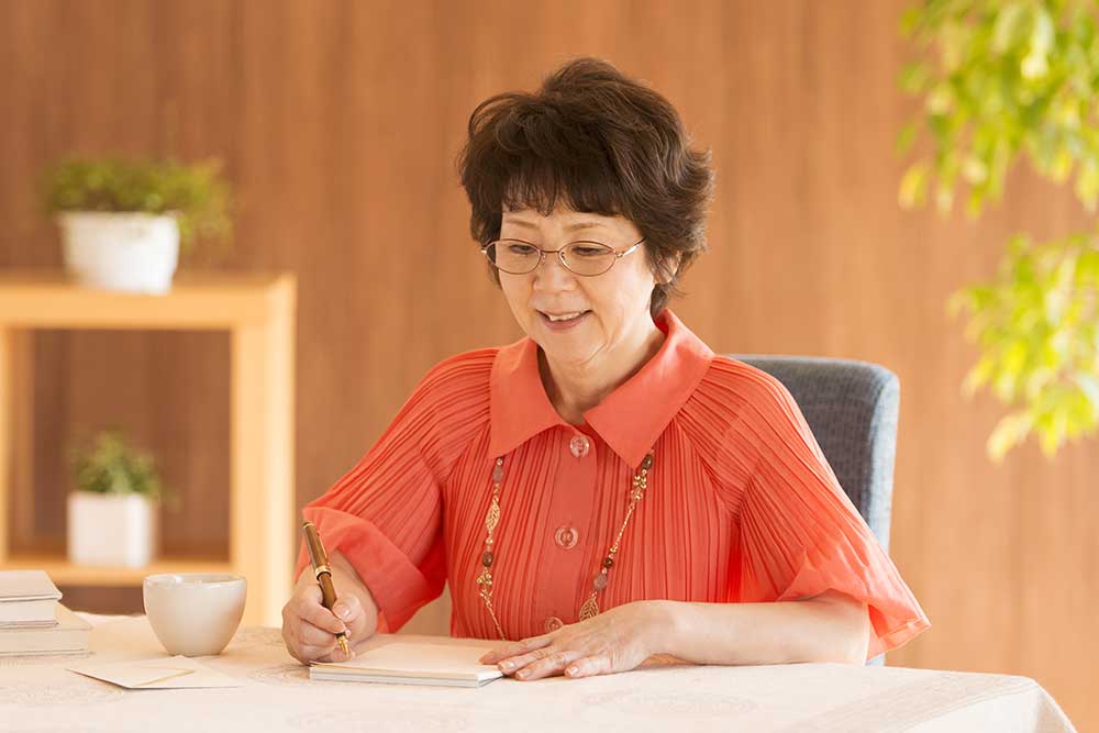 手紙を書く女性