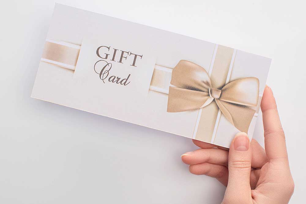 ギフトカードを持つ手