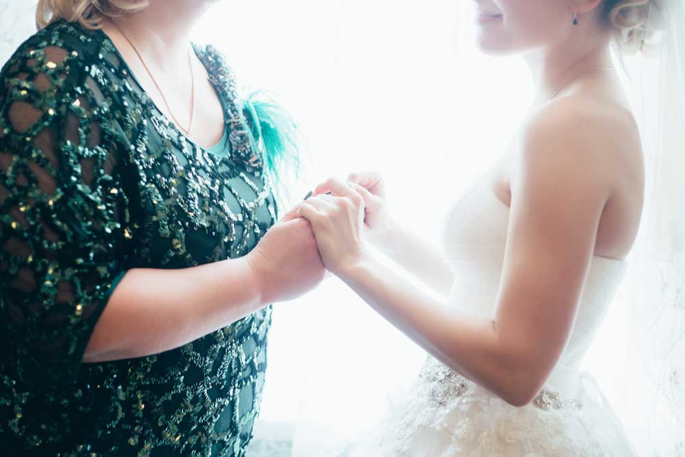 手を握り合う母親と花嫁
