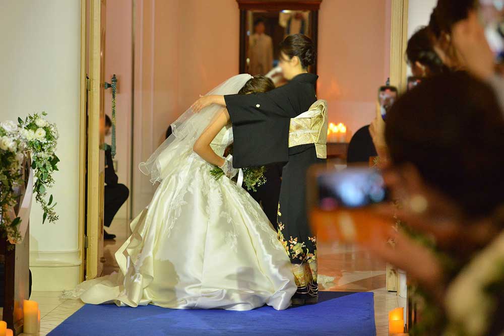 バージンロードでの母親とのベールダウンシーン