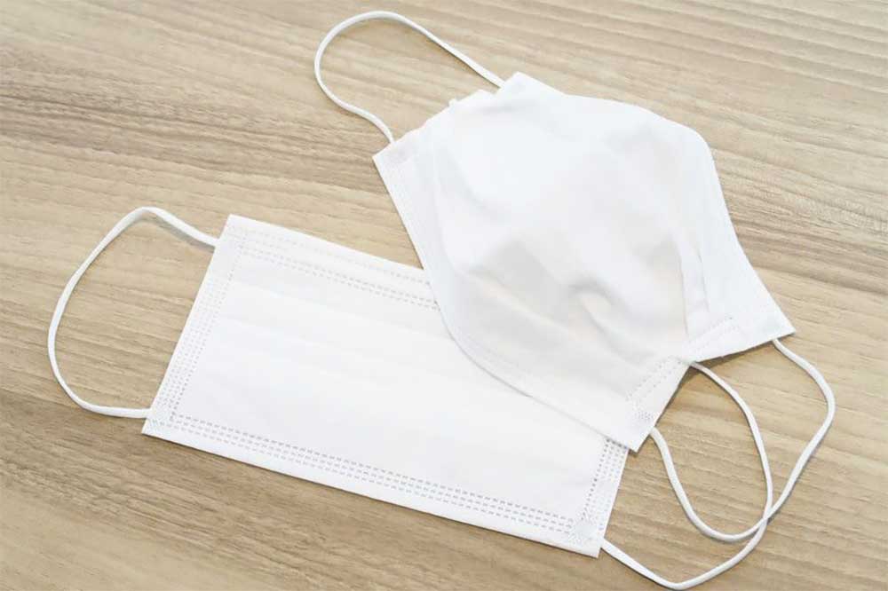 机の上におかれたマスク