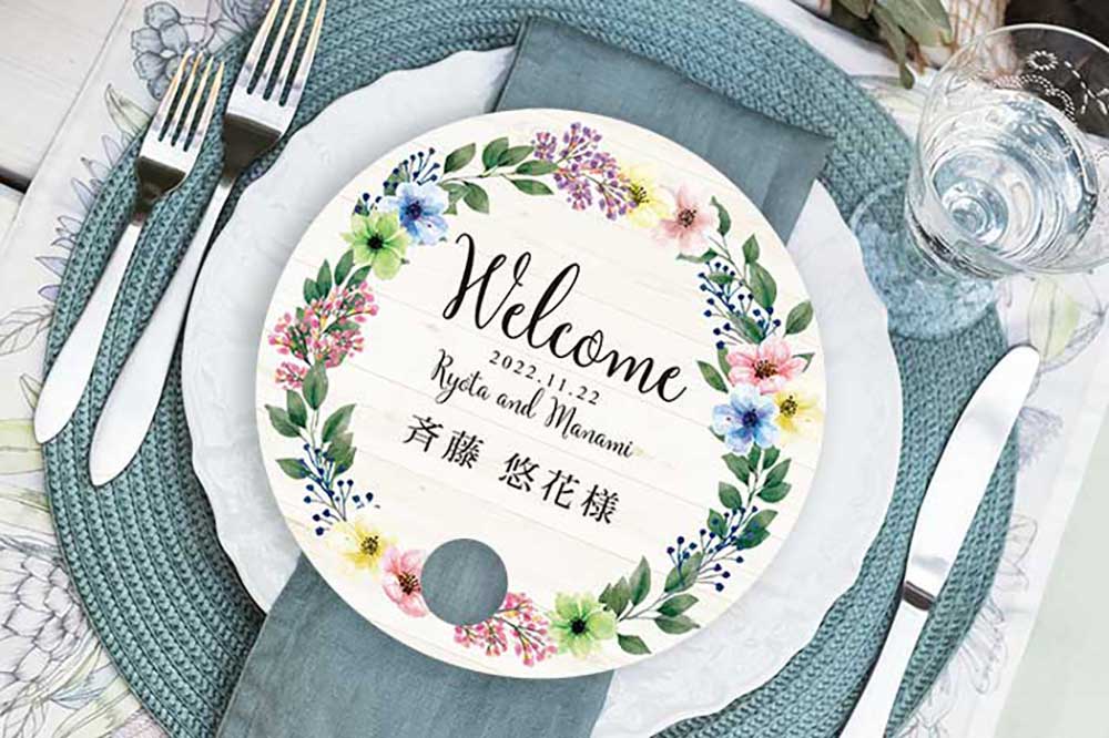 席札にもなる丸型うちわをテーブルコーデのポイントに