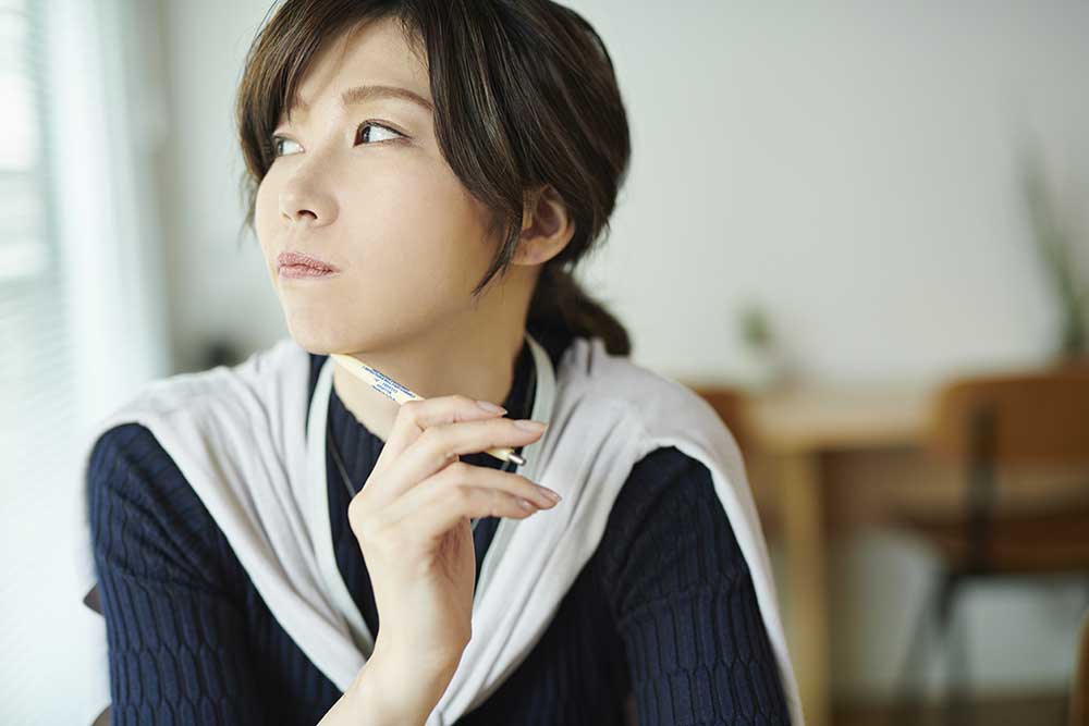 悩んでいる女性