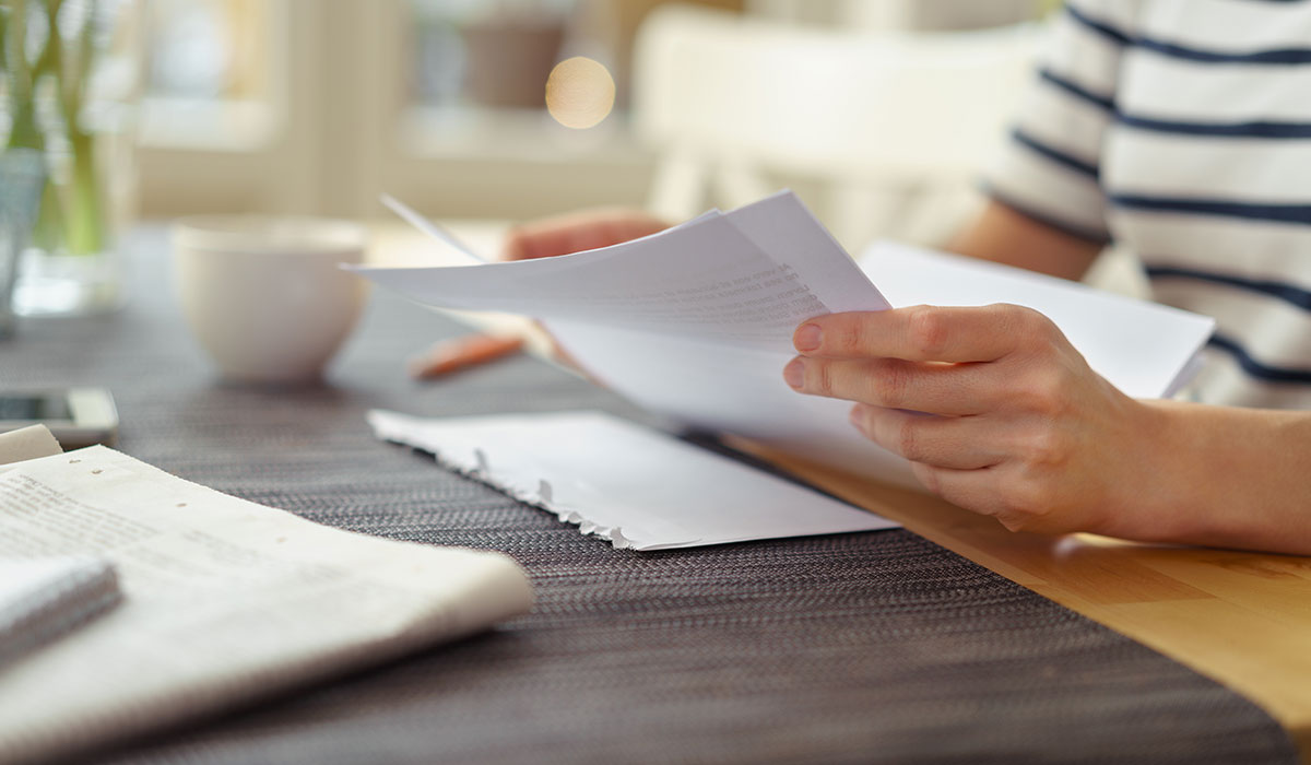 お礼状を読んでいる女性の手元