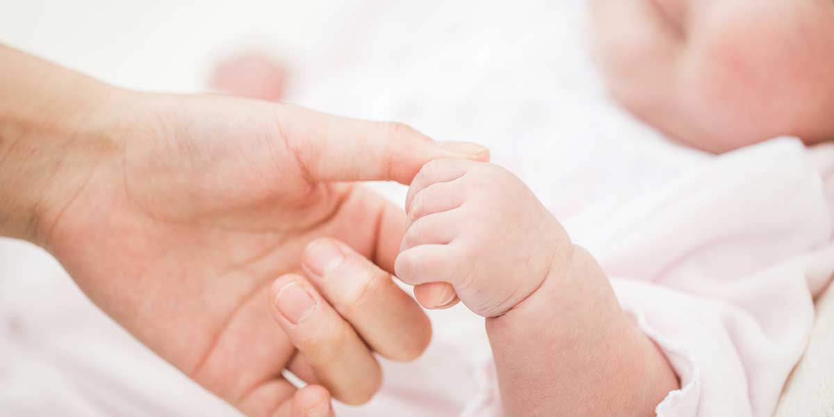 子供の手を握る親