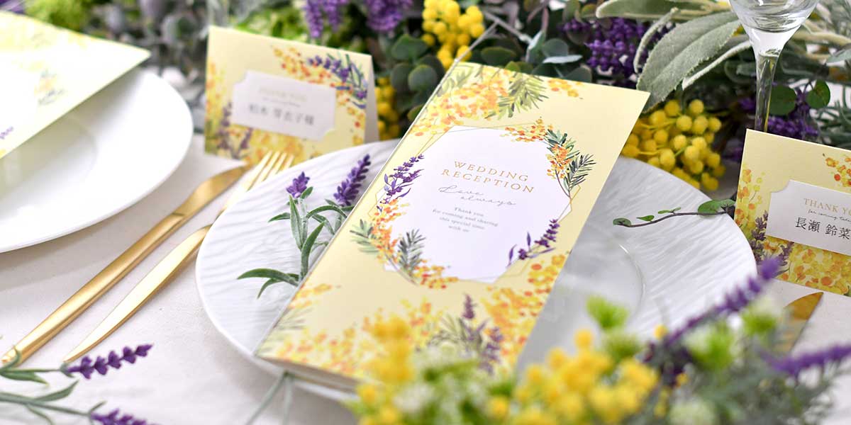 イエローが鮮やかなミモザの席次表