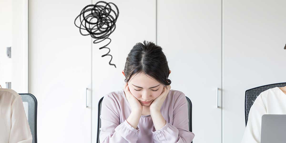 悩んでいる女性