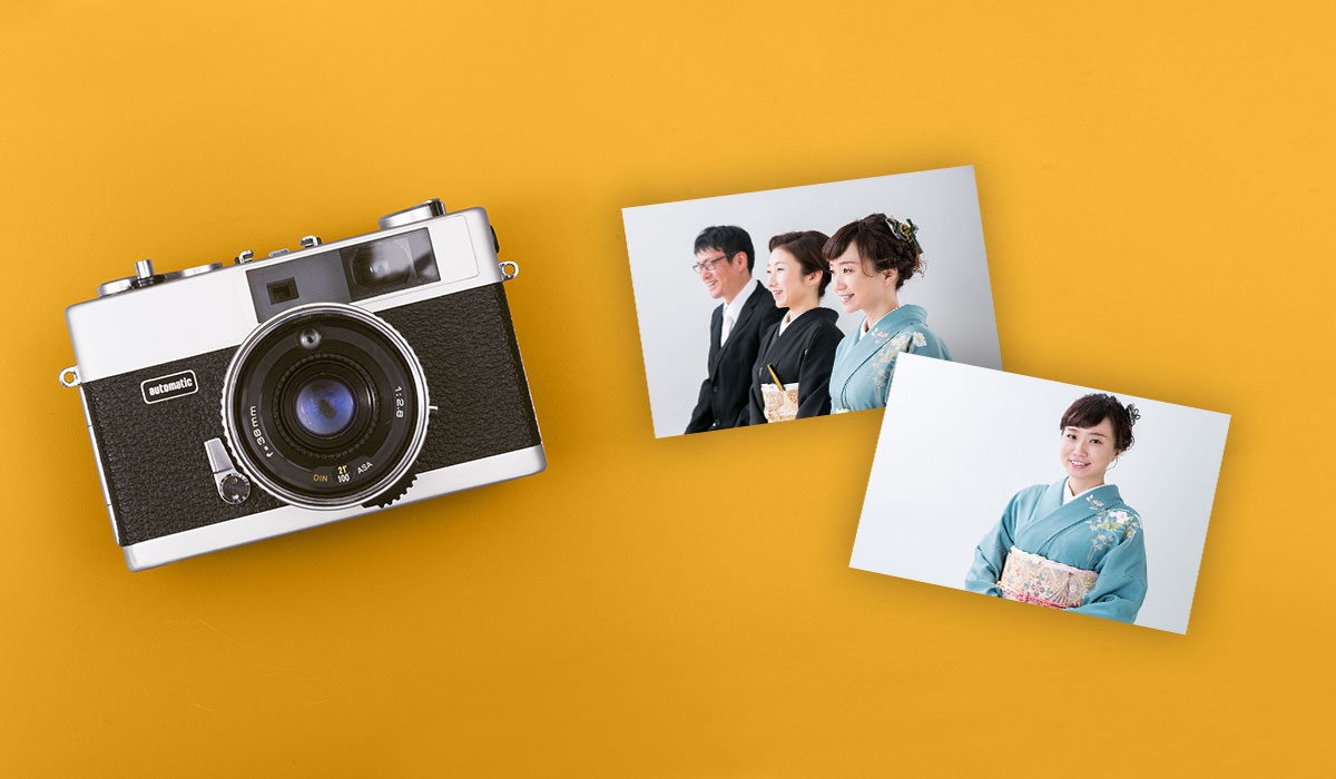 両家顔合わせ食事会の写真2枚とカメラ