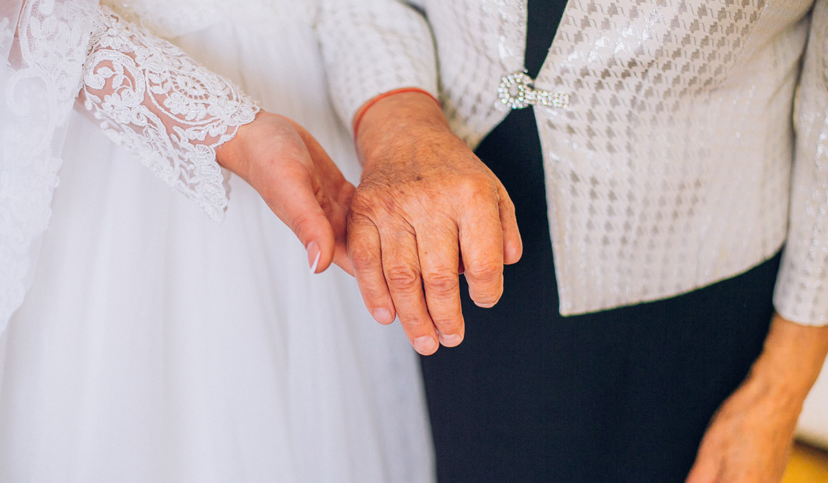 祖母と手をつなぐ花嫁