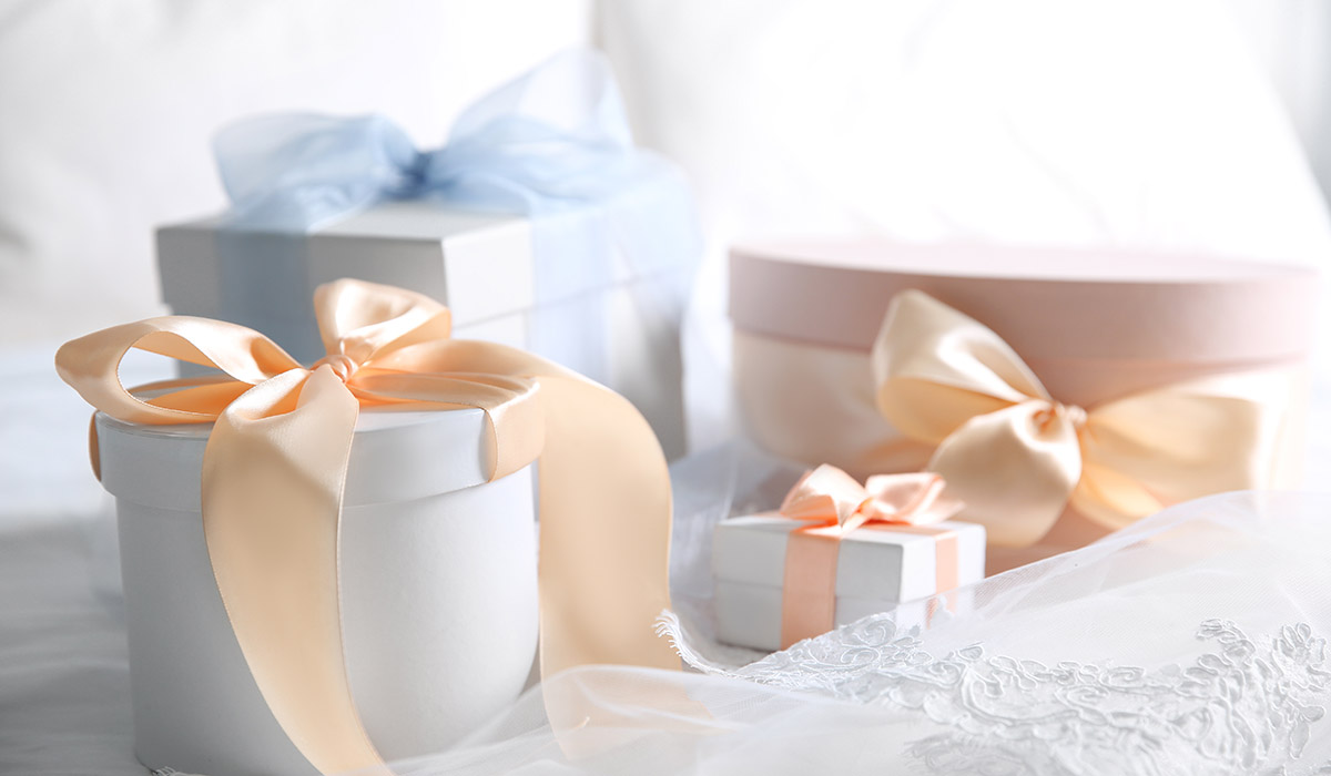 ピンクやブルーのリボンのプレゼントの箱が置かれている