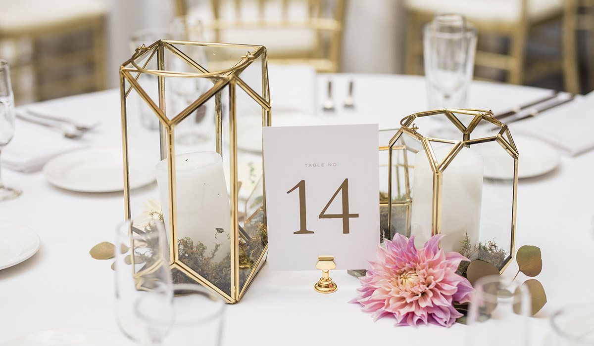 テーブルナンバーが置かれている結婚式披露宴会場のテーブル