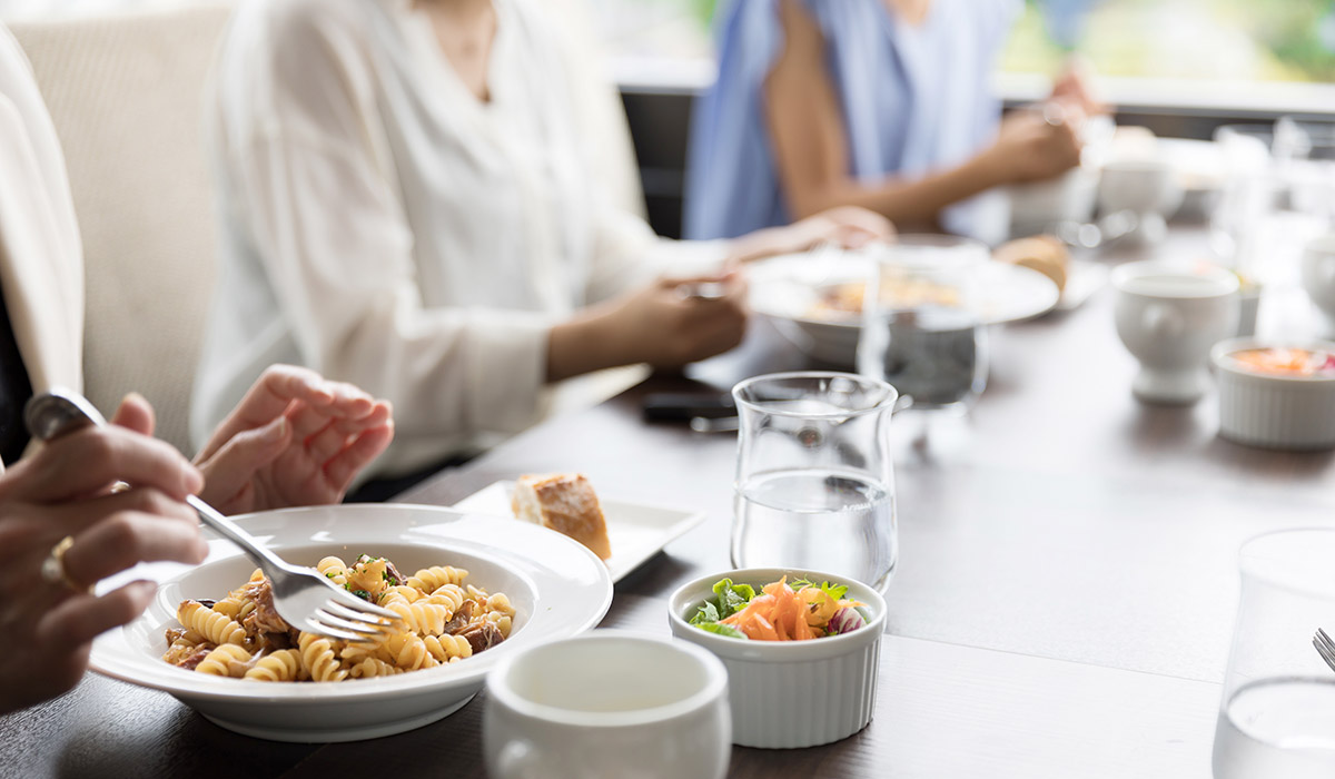 両家食事会をしている様子
