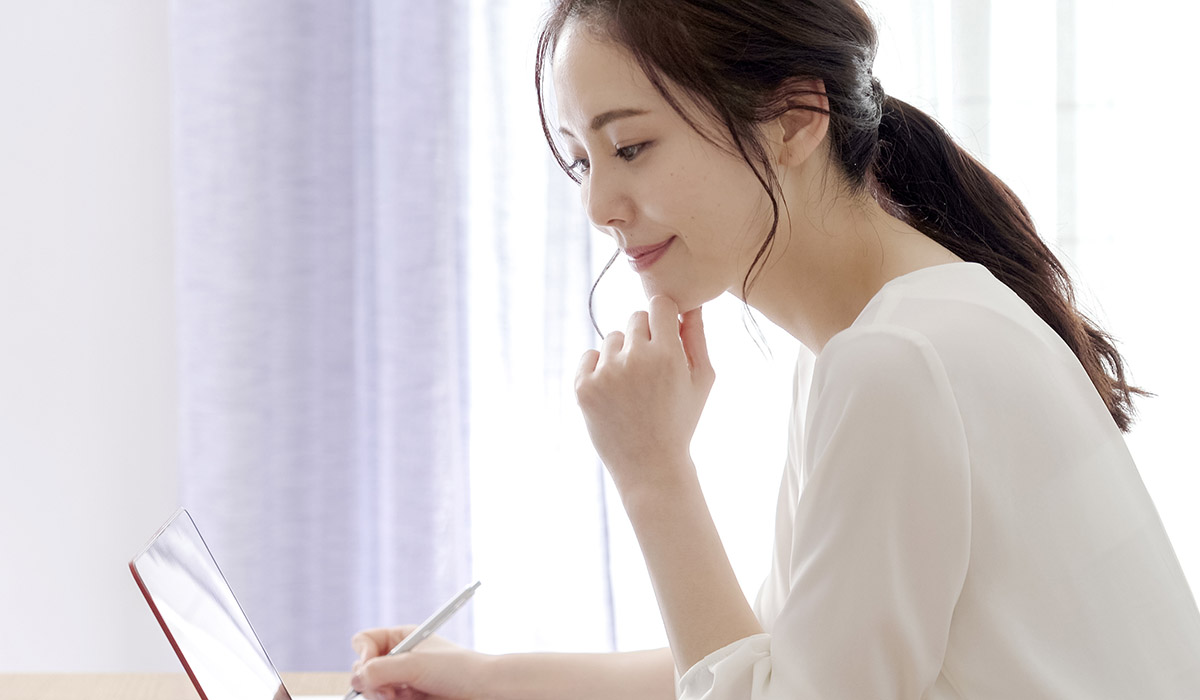 パソコンで調べものをする女性