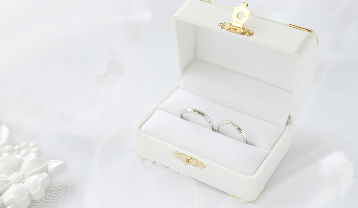 白いケースに入った結婚指輪