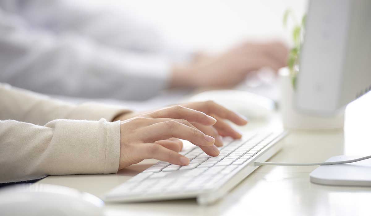 パソコンで文字を打っている手元
