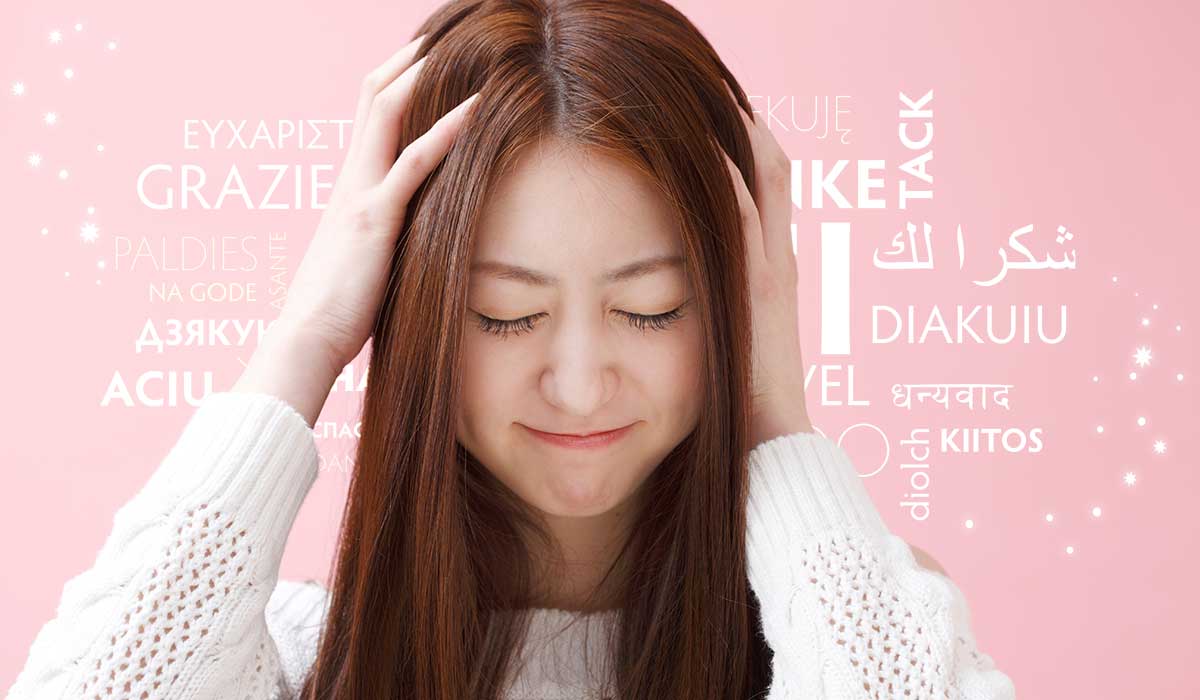 頭を抱えている女性