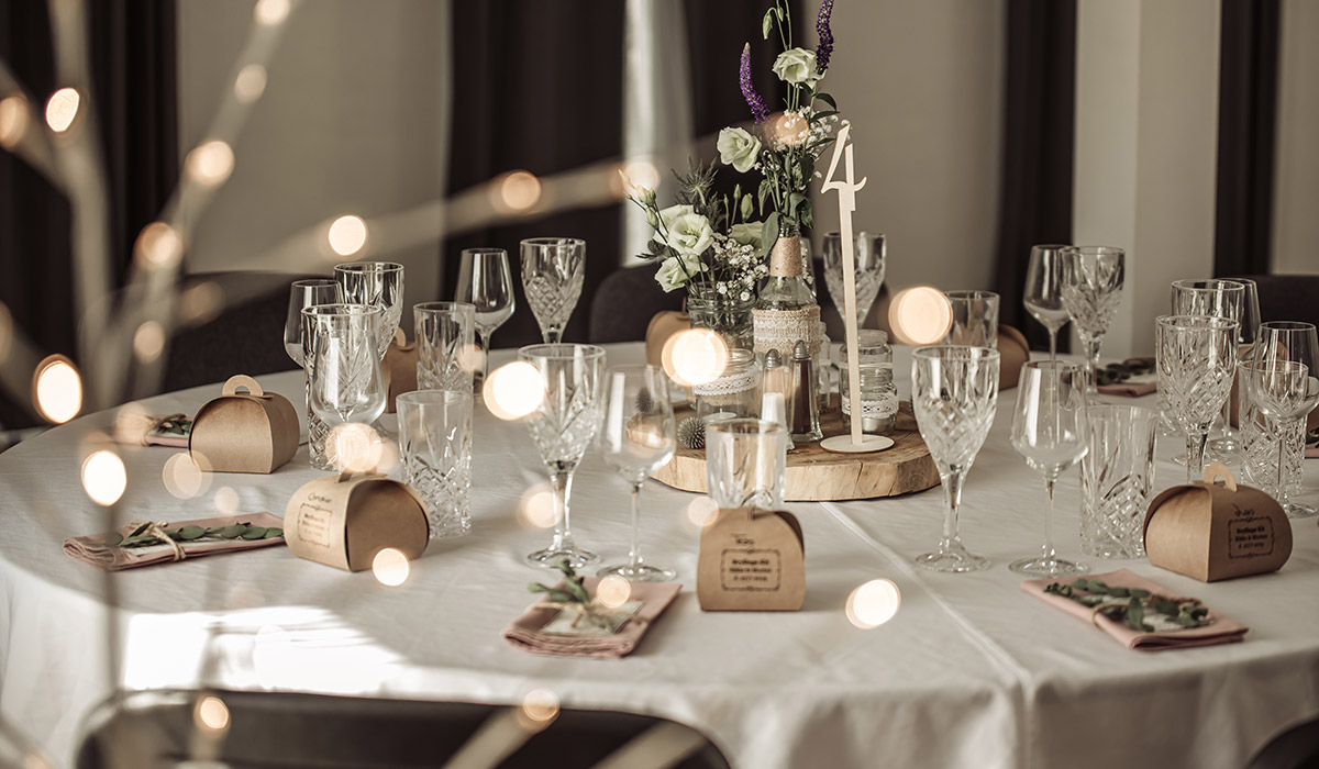 プチギフトの席札がテーブルに置かれている