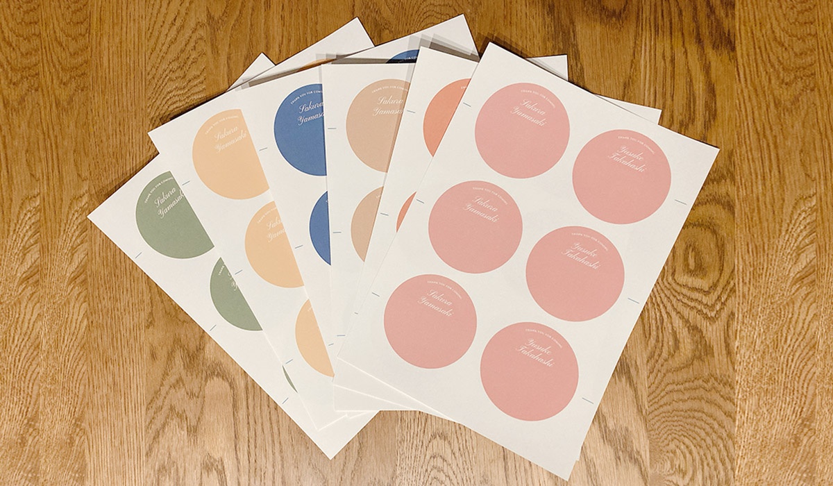 アーチ型席札を印刷した用紙が並んでいる