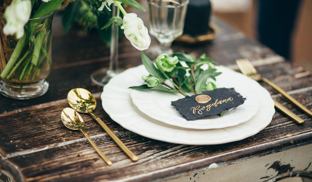 テーブルに置かれた封蝋付きの席札