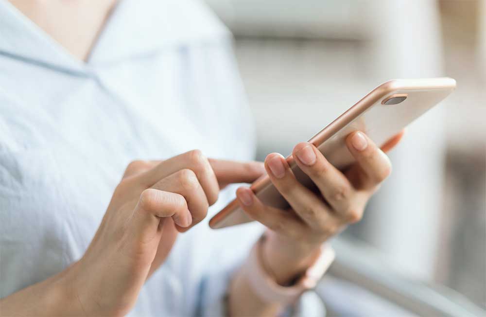 スマホを操作する女性の手元