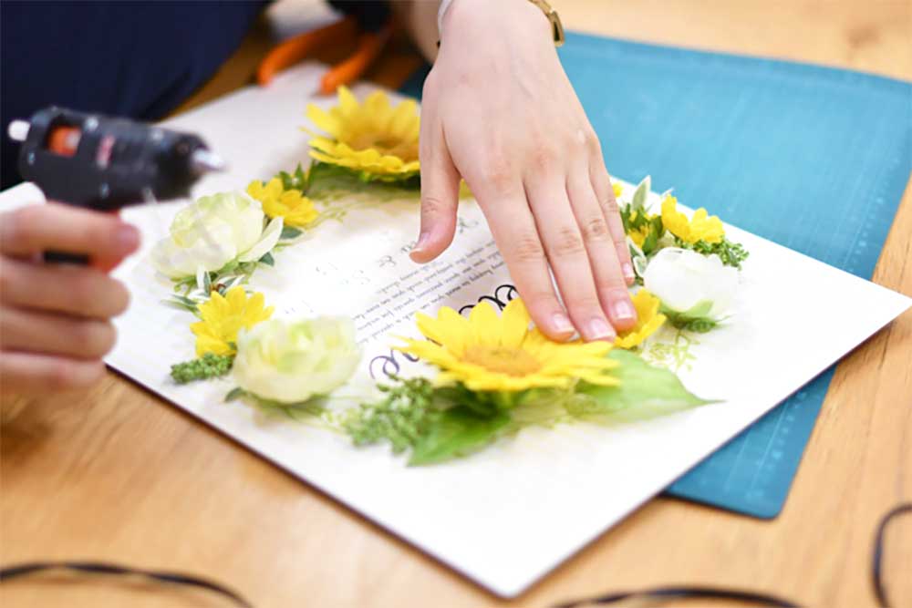 ウェルカムボードを手作りしているところ