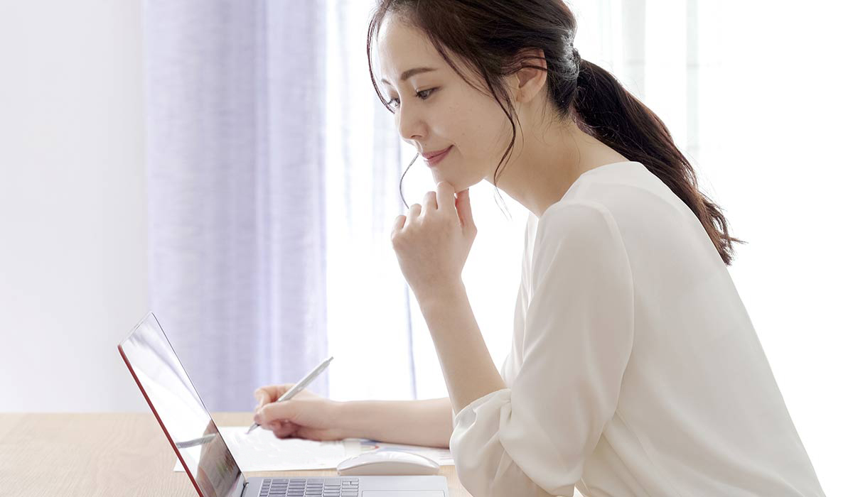 内容を考えている女性