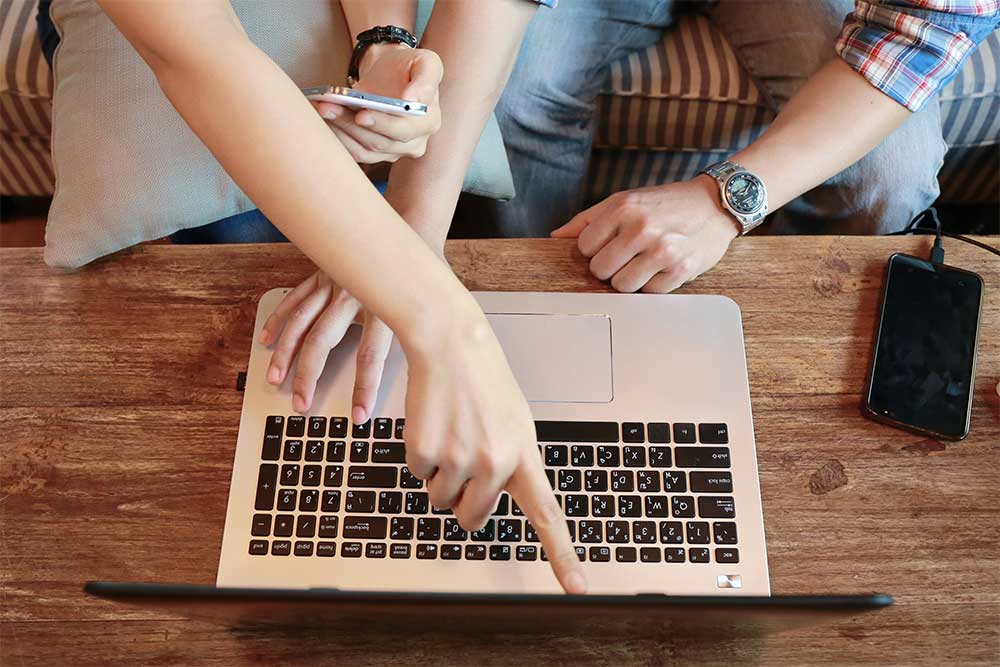 パソコンとスマホでネットショッピングをする