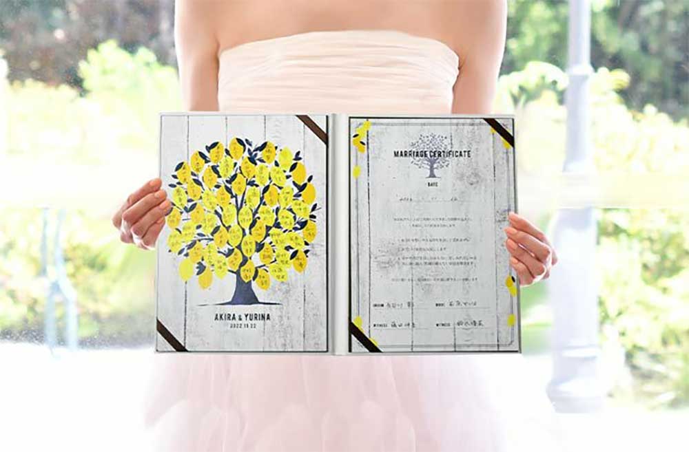 レモンデザインのサインされた結婚証明書を手に持つ花嫁