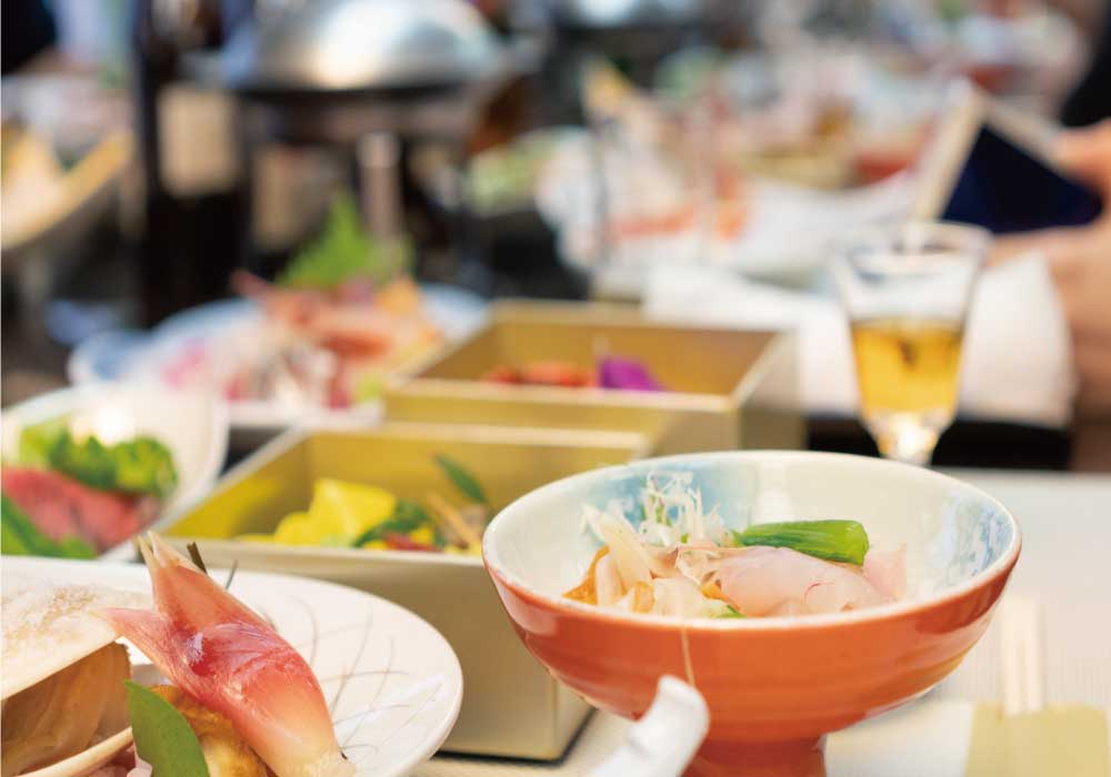 懐石料理がテーブルに並んでいる