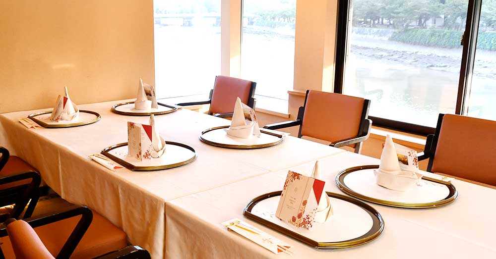 顔合わせ食事会の席にしおりをセッティング