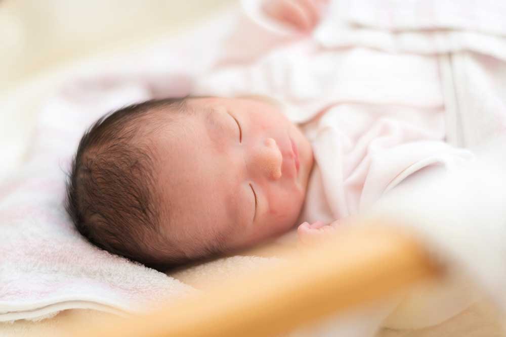 新生児室で眠っている赤ちゃん